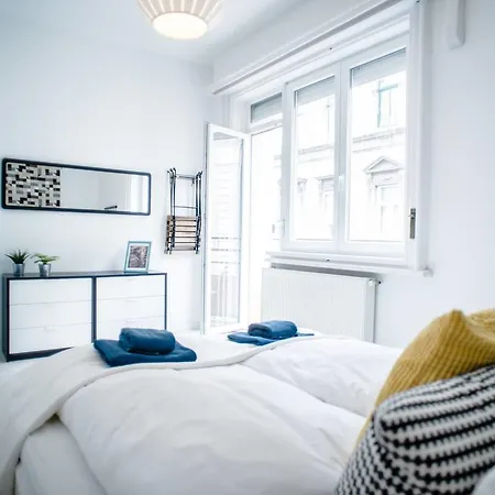 New With 3 Bedrooms, A/c And Balcony Budapest
