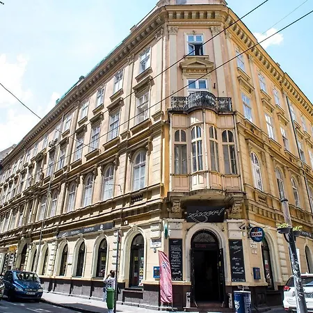 New With 3 Bedrooms, A/c And Balcony Budapest