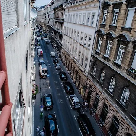 New With 3 Bedrooms, A/c And Balcony Apartment Budapest