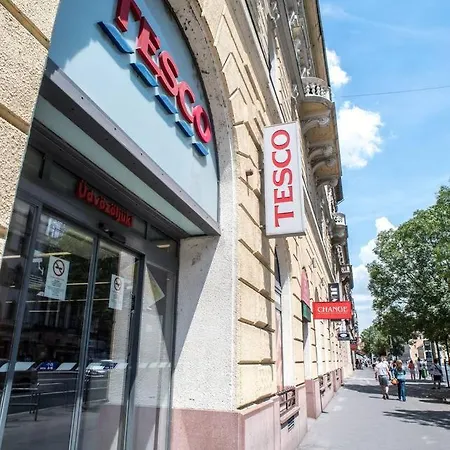 New With 3 Bedrooms, A/c And Balcony Budapest
